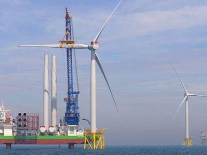  Trabajos de instalación de turbinas en el proyecto East Anglia One. 