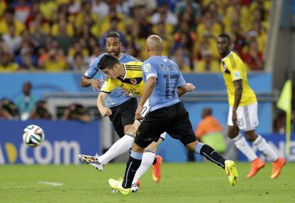 James Rodr&iacute;guez, en el momento de marcarle a Uruguay