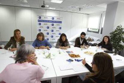 La directora de Yo Dona, Marta Michel (frente i), la subdirectora de Glamour, Carmen Garijo (frente 2i), la directora de la revista Elle, Benedetta Poletti (frente 4i), Rafa Muñoz (frente 2d), experto en moda TVE, Carmen Mañana (frente d), experta en moda El País, la directora ejecutiva de la Asociación de Creadores de Moda de España (ACME), Pepa Bueno (de espaldas i) y la directora de EFESTILO, Lourdes Alvarez (de espaldas d), durante el décimo desayuno "60 minutos de moda con EFE Estilo" que se celebró el pasado miércoles.