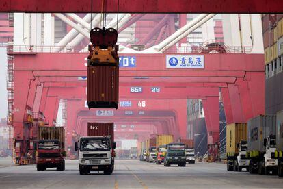 Vista del puerto de carga de Qingdao (Shandong, este de China), el pasado d&iacute;a 8.