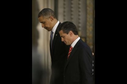 Barack Obama y Enrique Pe&ntilde;a Nieto se dirigen a la rueda de prensa que han ofrecido en el Palacio Nacional de Mexico.