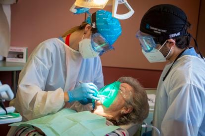 Alumnos de la Facultad de Odontología de la Universidad Complutense realizan prácticas este mayo.