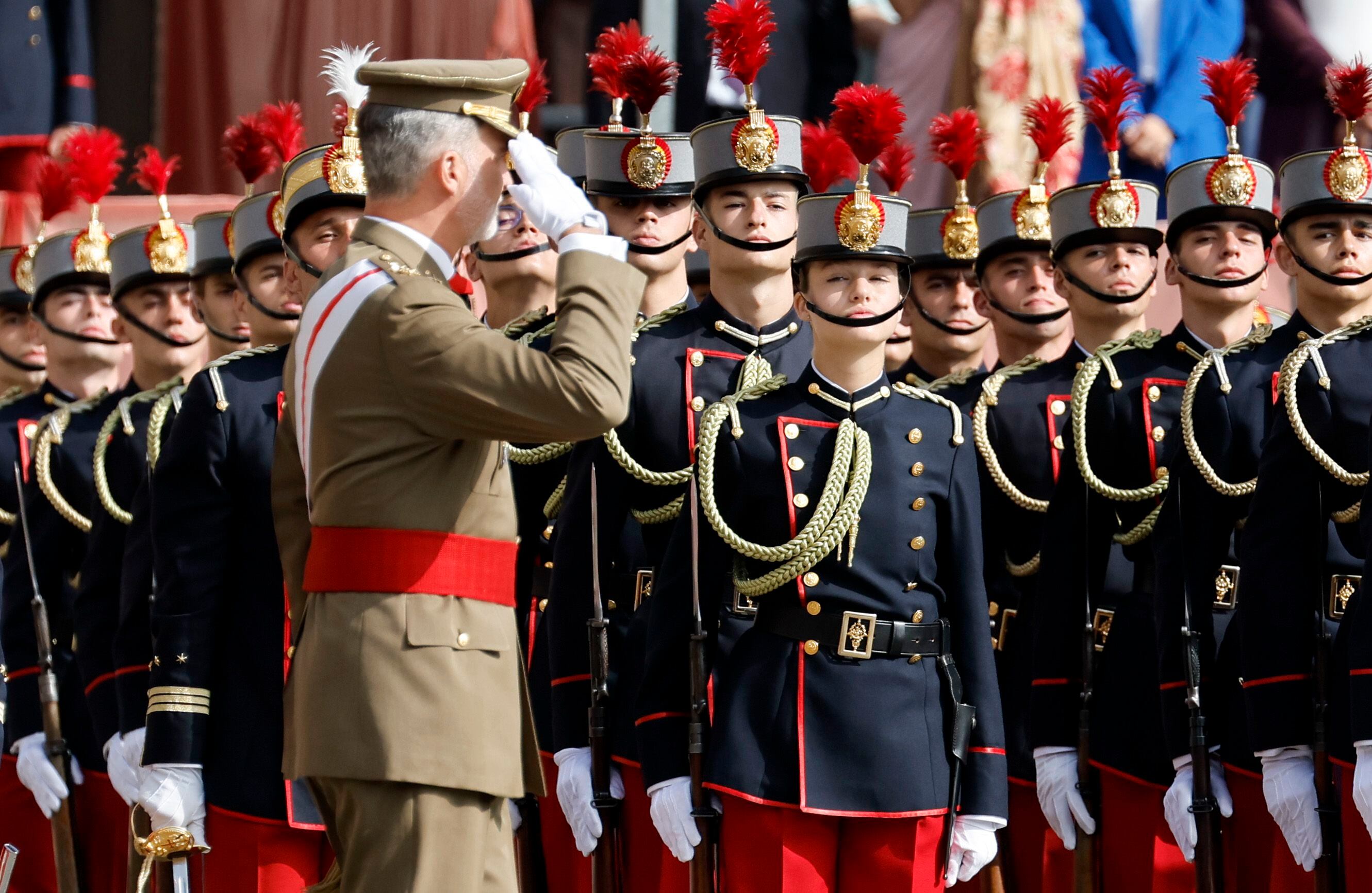 El rey Felipe VI preside la ceremonia oficial en la que la princesa de Asturias (centro), ha jurado bandera. 