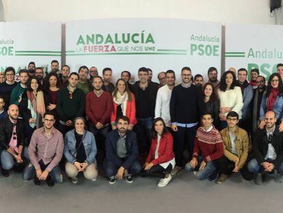 Mario Jim&eacute;nez, en el centro, con representantes de Juventudes Socialistas en Sevilla.