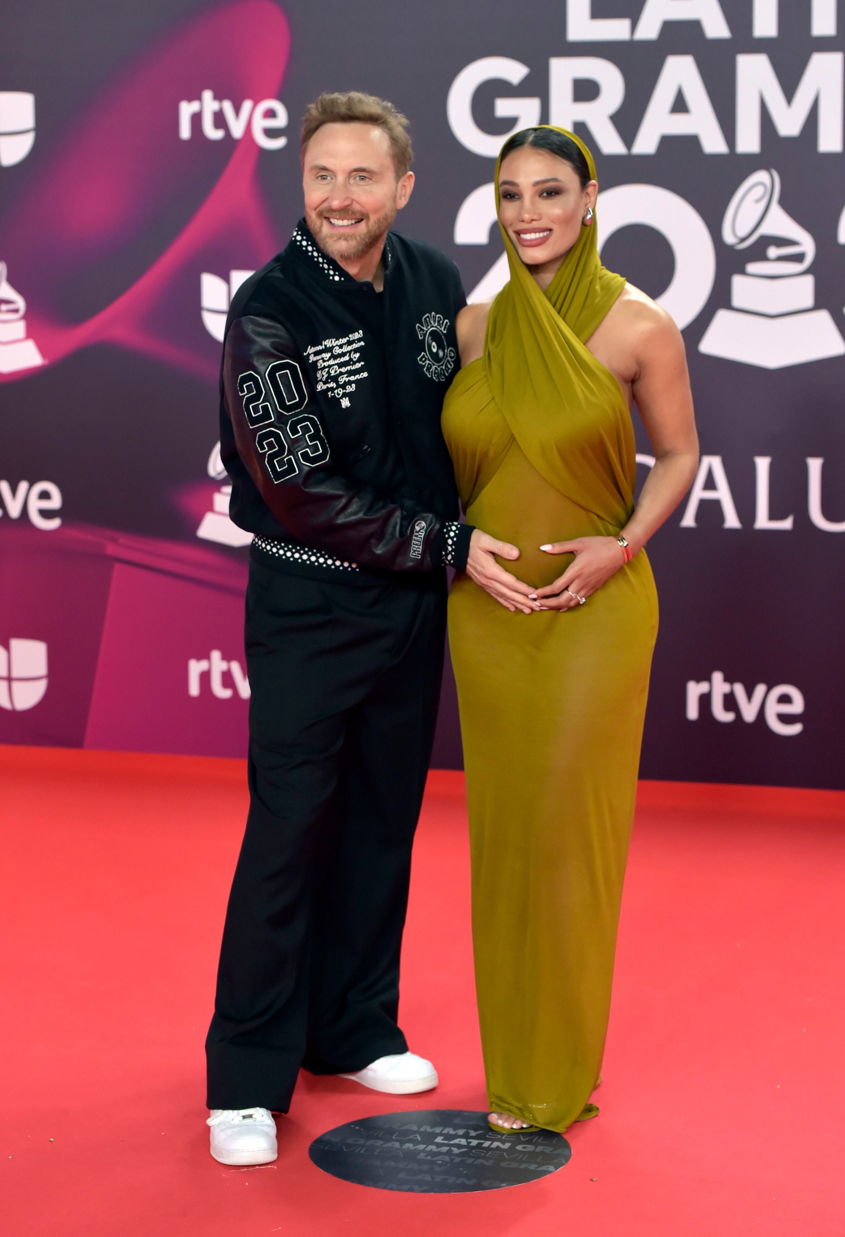 David Guetta junto a su pareja la cubana Jessica Ledon, muy elegante con un vestido que dejaba ver su embarazo. El DJ contestó a las preguntas de los periodistas en perfecto castellano.