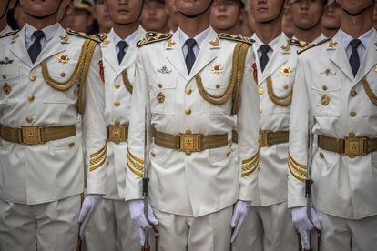 Los miembros de la Guardia de Honor de China esperan antes de la ceremonia de bienvenida al presidente de Kazajstán, Kassym-Jomart Tokayev, en el Gran Salón del Pueblo en Pekín, el 11 de septiembre.