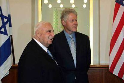 El primer ministro israelí, Ariel Sharon (izquierda), y el ex presidente de EE UU Bill Clinton, ayer en Jerusalén.