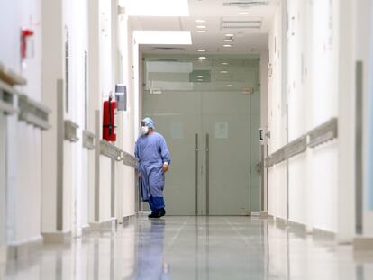 Imagen de archivo. Un doctor camina por el pasillo del Hospital Militar Regional de Especialidades de Monterrey.