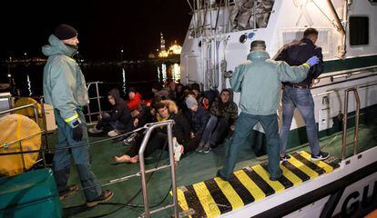 Llegada al puerto de Motril de 18 inmigrantes de origen magrebí la noche del pasado día 27.