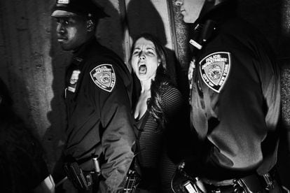 Segundo premio dentro de la categoría de 'Persona en las noticias'. En la imagen, un policía detiene a una manifestante durante una protesta contra los abusos policiales el 25 de octubre de 2011.