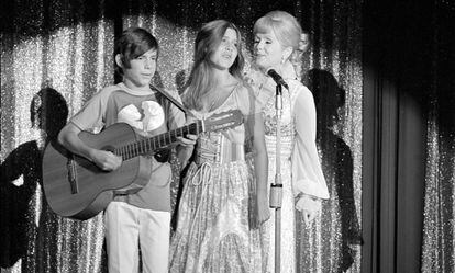 Debbie Reynolds y sus hijos Carrie Fisher y Todd Fisher, en la noche de apertura del espectáculo de Reynolds en el Desert Inn de Las Vegas, Nevada, EE.UU. el 28 de julio de 1971.