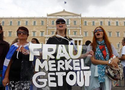 Protesta contra Angela Merkel en la plaza Sintagma de Atenas