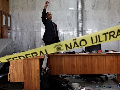 Una persona inspecciona los daños tras los disturbios de los partidarios de Jair Bolsonaro, este lunes en el Palacio de Planalto de Brasilia.