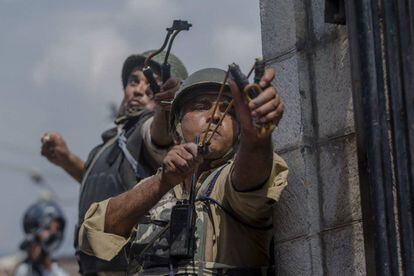 Soldados paramilitares indios se enfrentan a manifestantes cachemiros en Srinagar, Cachemira (India).