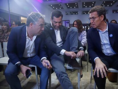 El presidente del PP, Alberto Núñez Feijóo (derecha) el presidente del PP-A y de la Junta, Juanma Moreno (centro), y el coordinador del PP, Elías Bendodo (izquierda), en un acto contra la violencia de género del PP de Málaga el 25N.