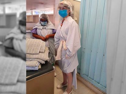 Enfermeras del Hospital Dr. Samuel Ramírez con batas improvisadas.