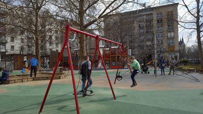Varias familias en un parque de Budapest el viernes.