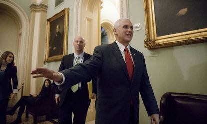 El vicepresidente Mike Pence visita el Capitolio este martes.