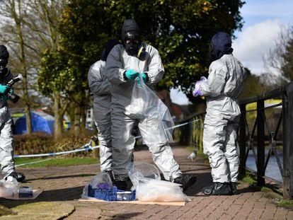 La policía recoge muestras en Salisbury en marzo, después del envenenamiento al exespía ruso Serguei Skripal y su hija con un agente nervioso.