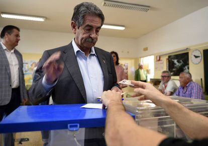 El president de Cantàbria, Miguel Ángel Revilla, diposita el seu vot al col·legi Fernando de los Ríos, a El Astillero (Cantàbria).