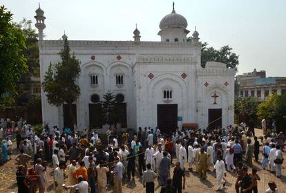 Cristianos pakistanis y oficiales de seguridad intentan controlar la zona después del doble atentado.
