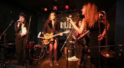 Componentes de The Stickless, banda femenina que llevan la primera 'jam' de rock de Madrid en el Wurlitzer. 