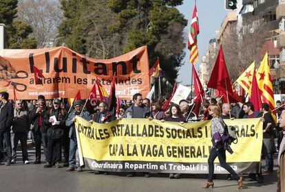 Pancartas en Castellón reclaman una convocatoria de huelga general