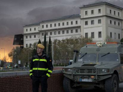 Un miembro de la Unidad Militar de Emergencias en los aledaños de la estación de Atocha (Madrid).