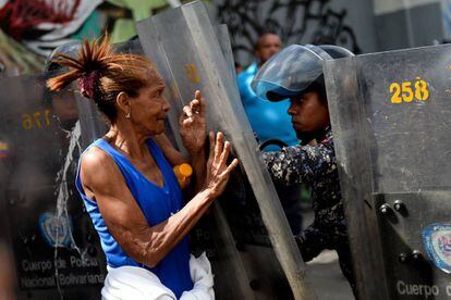 Una mujer se enfrenta a la polic&iacute;a reclamando alimentos en Caracas, Venezuela.