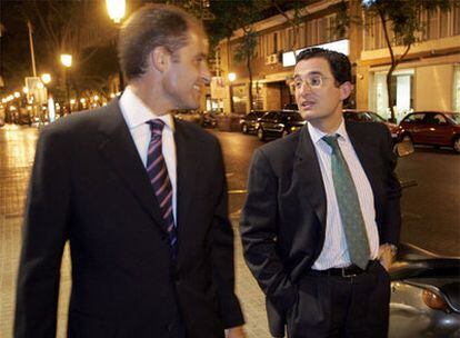 El director de la televisión valenciana, Pedro García (a la derecha), en compañía del presidente de la Generalitat, Francisco Camps, en julio de 2004.