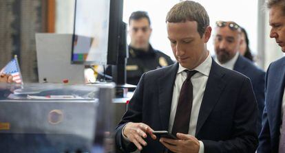 El presidente de Facebook, Mark Zuckerberg, en su llegada al Congreso estadounidense para declarar ante el Comité de Servicios Financieros.
