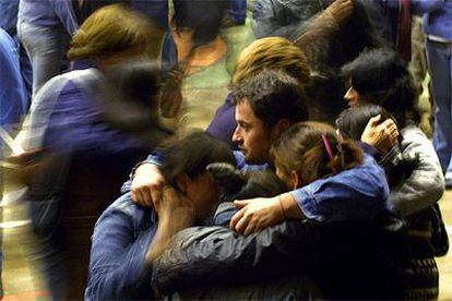 Varios familiares de soldados desaparecidos en los Andes se abrazan tras recibir la noticia de su muerte.