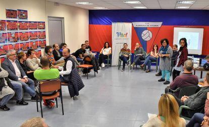 Escuela de padres en el Aurrerá impartida por Gesto Deportivo, iniciativa empresarial impulsada por Alfredo Sáenz.