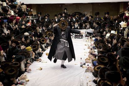 Un ultraortodxo judío baile durante el carnaval en una sinagoga de Bnei Brak, cerca de Tel Aviv.