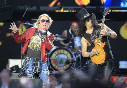 Los integrantes del grupo estadounidense Guns N&acute;Roses, Axl Rose (izquierda) y Slash, durante su actuaci&oacute;n en el estadio Vicente Calder&oacute;n.