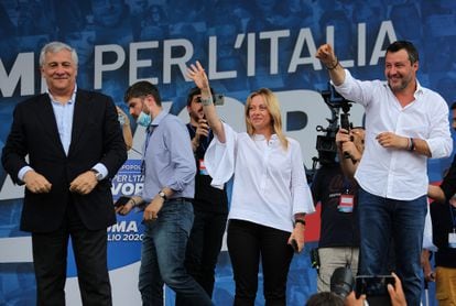 Los líderes de la coalición de derechas, en un mitin este fin de semana. De izquierda a derecha: Antonio Tajani (Forza Italia), Giorgia Meloni (Hermanos de Italia) y Matteo Salvini (La Liga).