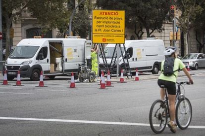 Un ciclista cruza Joan Carles I, ayer, con los trabajos del nuevo carril de fondo.