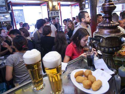 Cervezas en la barra de un bar de Madrid.
