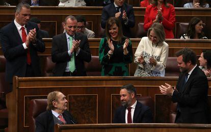 Ramón Tamames (izquierda) recibe los aplausos de los diputados de Vox tras su intervención en el Congreso. 