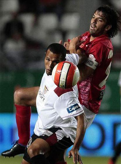 Luis Fabiano lucha con Ibán Cuadrado por un balón
