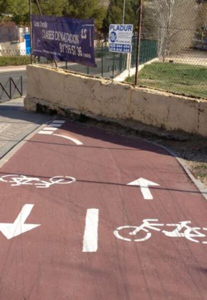 Carril bici de Pozuelo que finaliza en un muro.