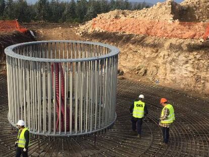 Técnicos de GES en las tareas de cimentación de un parque eólico.