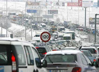 Atasco  en la autovía de Burgos, a la salida de Madrid, durante la nevada del pasado día 9.