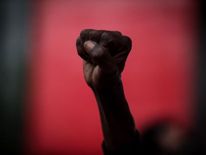 Imagen de un puño alzado durante una protesta contra el racismo en São Paulo en noviembre de 2021.