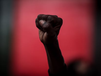 Imagen de un puño alzado durante una protesta contra el racismo en São Paulo en noviembre de 2021.