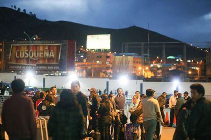 Un grupo de personas a las afueras del aeropuerto de Cusco.