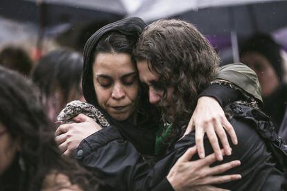 Dos mujeres se abrazan durante la marcha en protesta contra la violencia de género, en Buenos Aires.