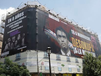 La lona colgada por la empresa Desokupa en la calle Atocha de Madrid, este lunes.