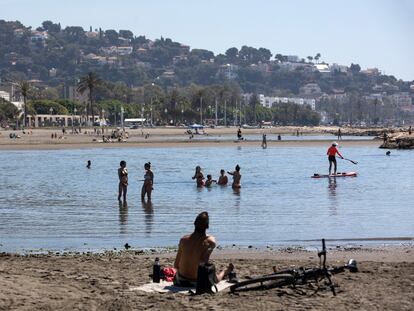 Varios bañistas disfrutan de la playa de El Palo, en Málaga, el pasado 25 de abril.