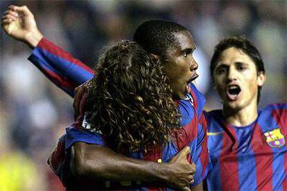 Eto&#39;o se abraza a Puyol con Edmilson a la expectativa.